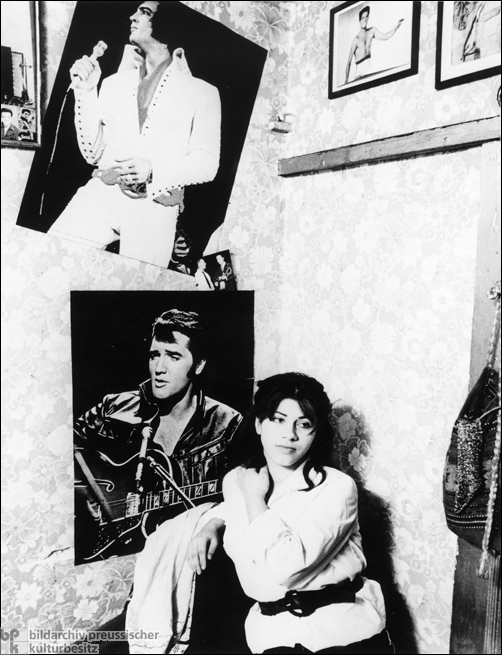 Elvis-Poster auf geblümter Tapete (1975)